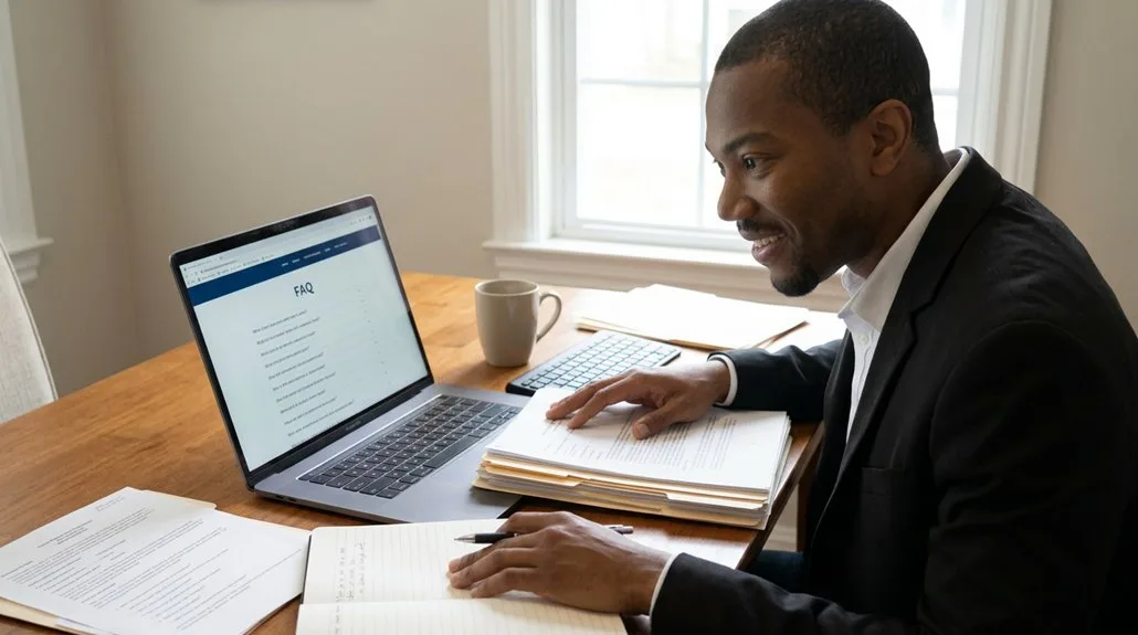 Homme consultant une FAQ sur ordinateur portable au bureau